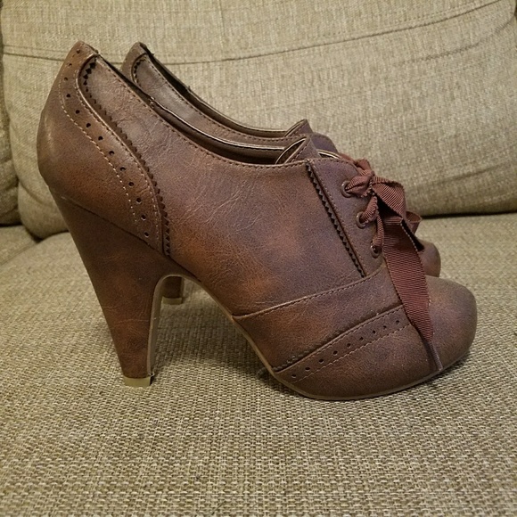 Not Rated Shoes - EUC Not Rated Brown Oxford Heels with Ribbon